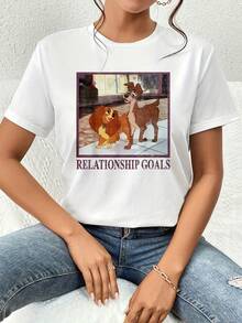 Imagen de dos perros mirando con afecto simbolizando la amistad sincera y el amor que supera las diferencias mostrando ternura y complicidad perfecta camiseta de mujer casual cómoda  para uso diario - Blanco - Ver 6