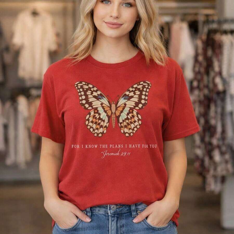 Camiseta de algodón con estampado gráfico para mujer, talla grande, con estampado de mariposa y el versículo bíblico "Porque yo conozco los planos que tengo para ti - Jeremías 29:11", corte holgado, manga corta, tallas M-5XL, camiseta religiosa cristiana casual para uso diario, adecuada para primavera, verano y otoño. - Rojo - Ver 1