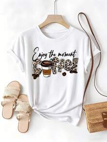 Camiseta para mujer, con estampado de letras "COFFEE" de leopardo, taza de café y granos, texto "Enjoy the moment", cuello redondo, manga corta - Blanco - Ver 1