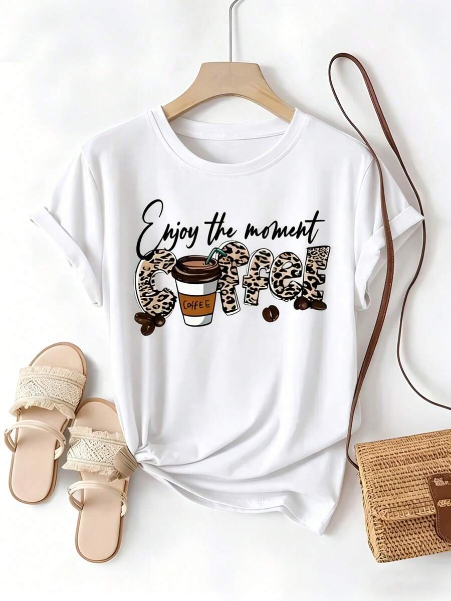 Camiseta para mujer, con estampado de letras "COFFEE" de leopardo, taza de café y granos, texto "Enjoy the moment", cuello redondo, manga corta - Blanco - Ver 1