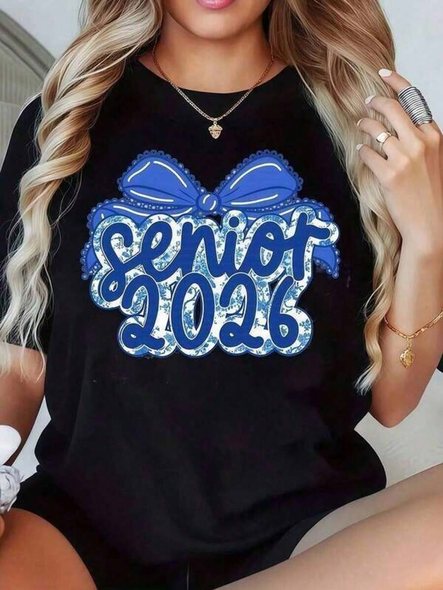 Camiseta unisex de manga cortaDeGraduación2026ConDiseñoDeLazoAzulParaMujeresYNiñas,RegaloDeCelebraciónDeLaEscuelaSecundariaYLaUniversidad,SuperiorUniRedondoCuelloImpresoCortoMangaInformalTodos los díasCamisetaEllosSonExcelenteRegalosParaAmigosYFamilia, CamisetasCaracterísticaAJovenYA la modaDesigntopsdemujer, MichaelJacksonGráficoCamisetaDulceDiseño,VeranoInformalDesgaste, CalienteClimaWear,camisetasparamujer,camisetasparahombre,playerasdehombre,,y2k,spiderman,regalosparaEsonovio,RetroVintage,playerasdehombregimnasio, spiderman, FIFACampeonato Mundial2026Camiseta,