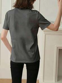 Free Shipping, Local Delivery In Mexico, 4-Day Delivery. Women's Short-Sleeved Crew Neck T-Shirt, Loose Fit, Casual And Versatile. Featuring A Modern, Elegant And Sophisticated Simple Letter Print, Perfect As A Wardrobe Staple; Made From Soft Fabric With A Beautiful Drape. - 深灰色 - 查看 4