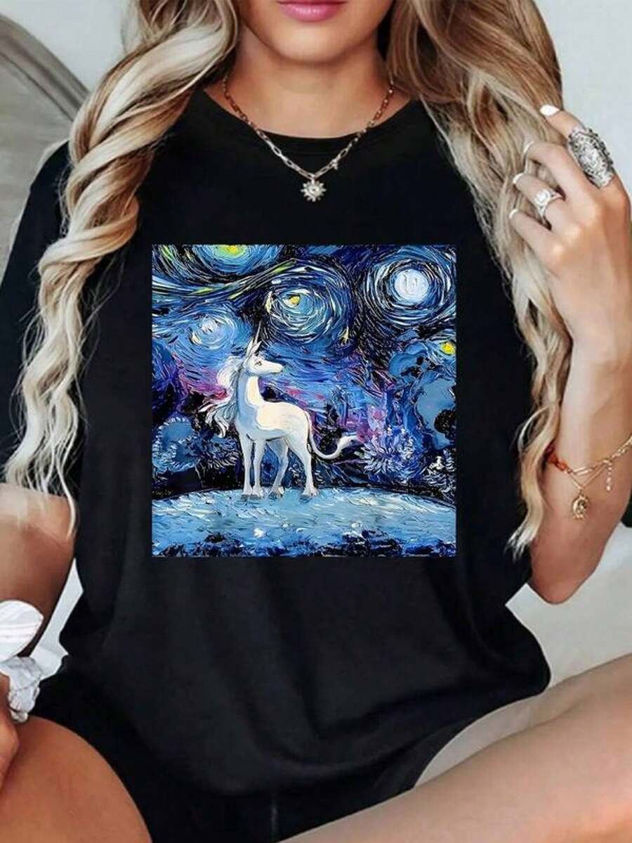 Un unicornio bajo un cielo estrellado azul que simboliza esperanza, pureza y sueños infinitos en una atmósfera mágica de noche luminosa camiseta para mujer 100% algodón cómoda y elegante para diario