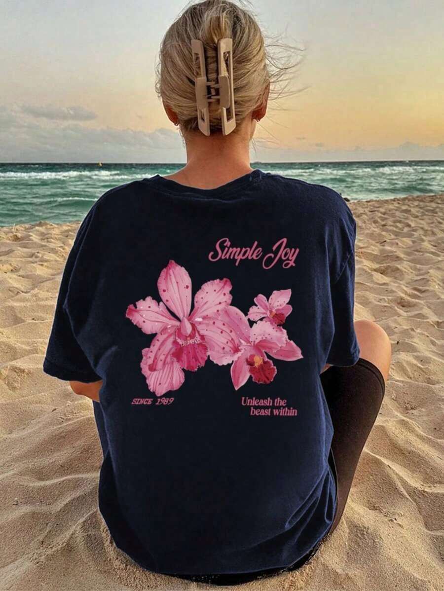 This Women's Crew Neck T-Shirt With A Colorful Floral And Letter Print Is And Versatile For Summer. The Graphic Tee Comes In White And Pink, Suitable For Vacation Wear. Casual Black - 藏蓝色 - 查看 1