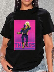 Figura colorida con un personaje de fuerza cósmica sosteniendo un guante brillante que simboliza poder y equilibrio universal sobre fondo rosado vibrante camiseta de mujer  cómoda para uso diario y amante del arte pop moderno - Negro - Ver 6