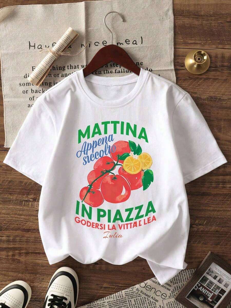 Camiseta Oversize para Mujer con Estampado Gráfico de Tomate y Limón Estilo Y2K Italiano y Eslogan "Mattina In Piazza", Camiseta Casual de Manga Corta con Cuello Redondo, Estilo Vintage Retro Mediterráneo, Top Estampado para Vacaciones de Verano en la Playa, Uso Diario, Citas para Café, Brunch, Fiestas, Moda Vacacional para Adolescentes, Camiseta Gráfica Holgada para Mujeres Jóvenes y Amantes de la Fruta. - Blanco - Ver 1
