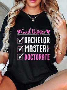 Graduation T-Shirt - Design With Academic Achievement Logo And Printed Diploma For Bachelor's, Master's, And Doctoral Degrees, Y2K Style Black T-Shirt With Pink Checkmark And Heart, Graduation Gift For PhD Students, Casual Style Suitable For University Celebrations. Women's Blouses - 黑色 - 查看 1