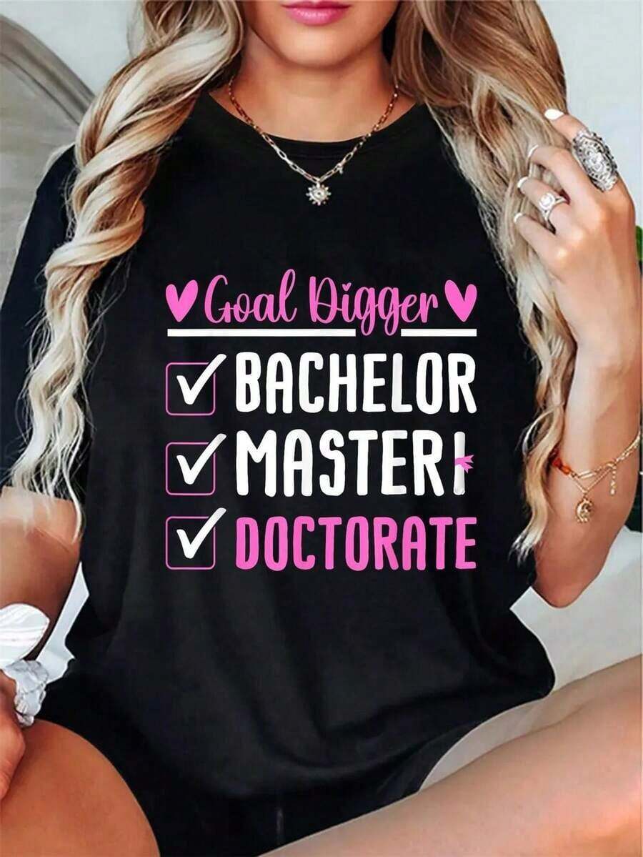 Graduation T-Shirt - Design With Academic Achievement Logo And Printed Diploma For Bachelor's, Master's, And Doctoral Degrees, Y2K Style Black T-Shirt With Pink Checkmark And Heart, Graduation Gift For PhD Students, Casual Style Suitable For University Celebrations. Women's Blouses - 黑色 - 查看 1
