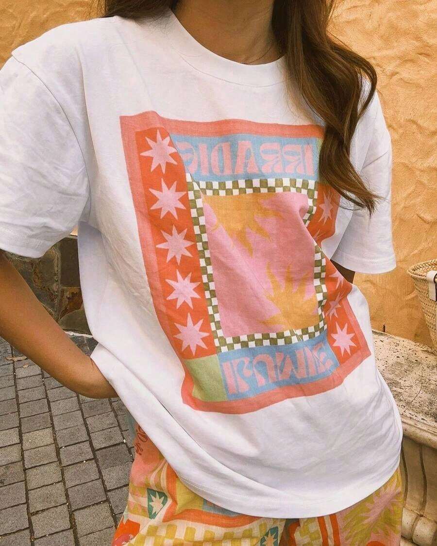 Camiseta Oversize para Mujer con Estampado Gráfico de Sol, Estrellas y Cuadros, Estilo Boho Y2K, Ropa Casual Urbana de Manga Corta y Cuello Redondo, Top Vintage Retro de los 70s con Estampado Hippie, Atuendo para Vacaciones de Verano en la Playa, Uso Diario, Citas, Fiestas, Moda Festiva para Adolescentes, Camiseta Gráfica Holgada y Moderna para Mujeres Jóvenes. TU2F - Blanco - Ver 1
