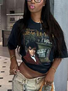 Camiseta Corta Casual para Mujer con Estampado Gráfico de la Leyenda Musical Retro "Welcome to Graceland", Estilo Vintage Oversized de Manga Corta y Cuello Redondo, Top de Moda Urbana Estética Y2K Estilo Banda Retro, Ligera, Transpirable y Cómoda para Uso Diario, Ideal para Festivales de Música, Conciertos, Estilo Urbano, Salidas Casuales, Regalo para Entusiastas del Rock & Roll y de la Música. QNWG - Negro - Ver 7