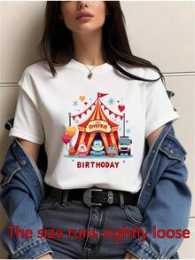 White Crew Neck T-Shirt With A Large Amusement Park Tent Design Featuring Characters And Birthday Greetings, Perfect For Casual Outings. Circus T-Shirt, Ideal For Matching Family Outfits, Great For Parties And Family Vacations, Everyday Wear, Summer Wear, Outdoor Playwear, Warm Weather Clothing, Perfect For Everyday Wear And As A Gift. - 白色 - 查看 1