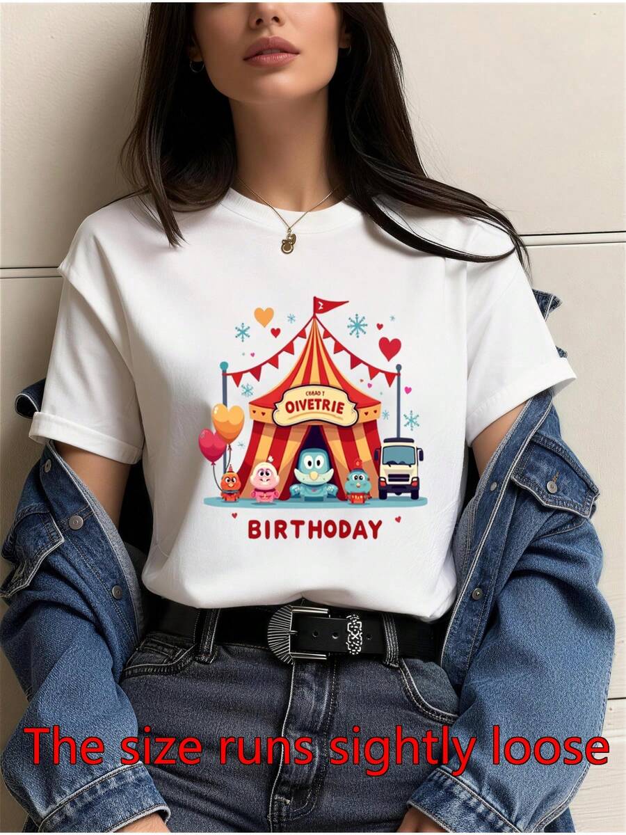 White Crew Neck T-Shirt With A Large Amusement Park Tent Design Featuring Characters And Birthday Greetings, Perfect For Casual Outings. Circus T-Shirt, Ideal For Matching Family Outfits, Great For Parties And Family Vacations, Everyday Wear, Summer Wear, Outdoor Playwear, Warm Weather Clothing, Perfect For Everyday Wear And As A Gift. - 白色 - 查看 1
