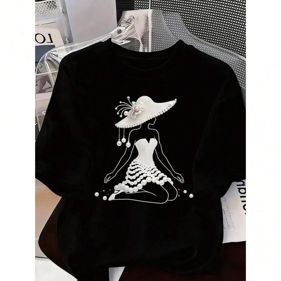 A Combination Of High-End Elegance And Understated Luxury: An Exquisite Printed T-Shirt, Crafted Exclusively For Women. Its Feminine Design Is Adorned With Pearl And Crystal Motifs, Radiating A Refined Sense Of Luxury That Makes It The Perfect Choice For Everyday Wear. - 黑色2(印花圖案) - 查看 1