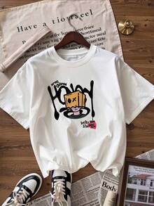 Camiseta con Personaje de Dibujo con Caja en la Cabeza y Grafiti,Camiseta de manga corta de moda para primavera y verano de 2026, hecha en México, 180 gramos. Estampado de dibujos animados, modelo de pareja, apta para uso interior o exterior. Cuello redondo, unisex, ideal para oficina y ocio. Paquete de una pieza. - WH-P631577SLNDXZGY353 - Ver 4