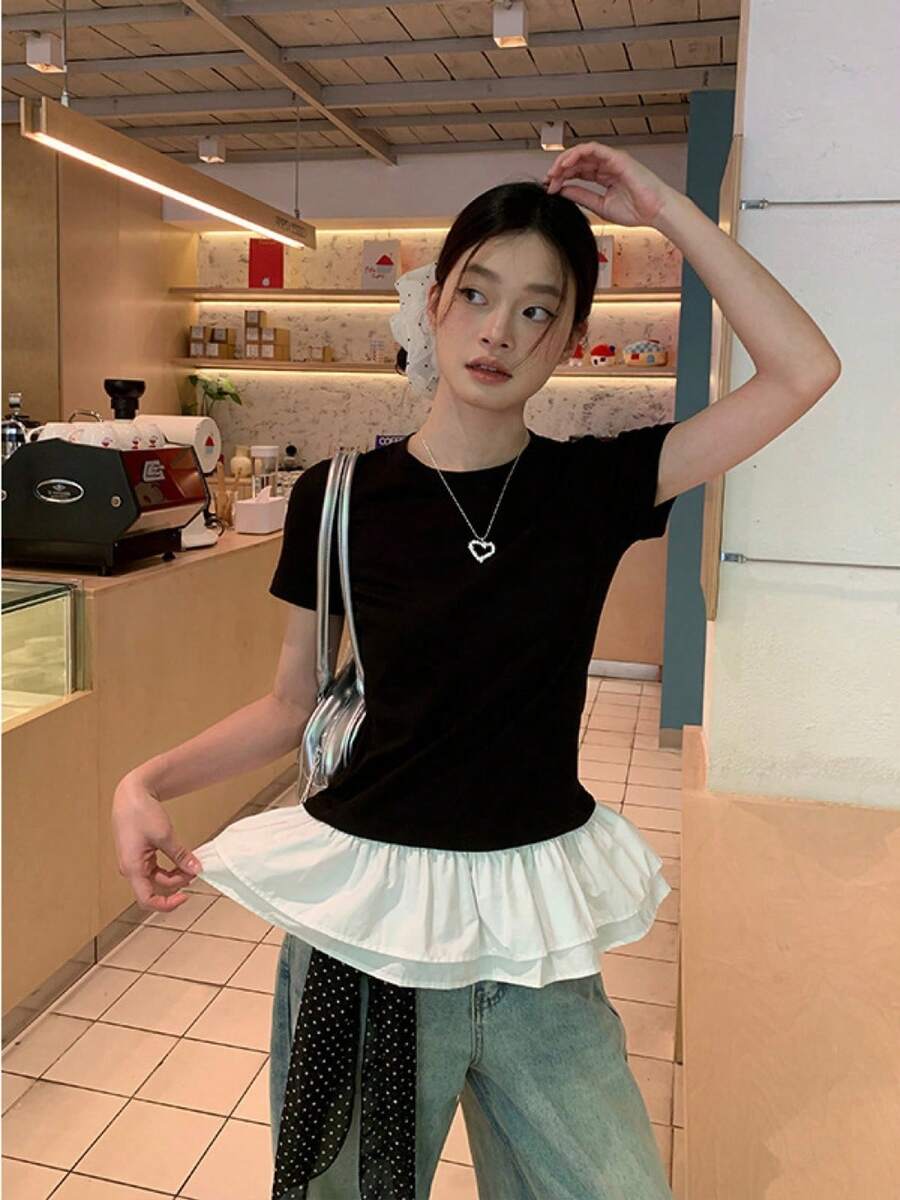 レディース トップス 半袖 Tシャツ カットソー 裾フリル ペプラム 重ね着風 レイヤード 配色 バイカラー 体型カバー お腹周りカバー 着痩せ 華奢見え 大人可愛い フェミニン 韓国ファッション きれいめ カジュアル ガーリー モノトーン デート 女子会 通勤 オフィスカジュアル ワンマイルウェア 20代 30代 40代 クルーネック 春 夏 柔らかい 通気性 デザイントップス 細見え 脚長効果 - ブラック - チェックする 1