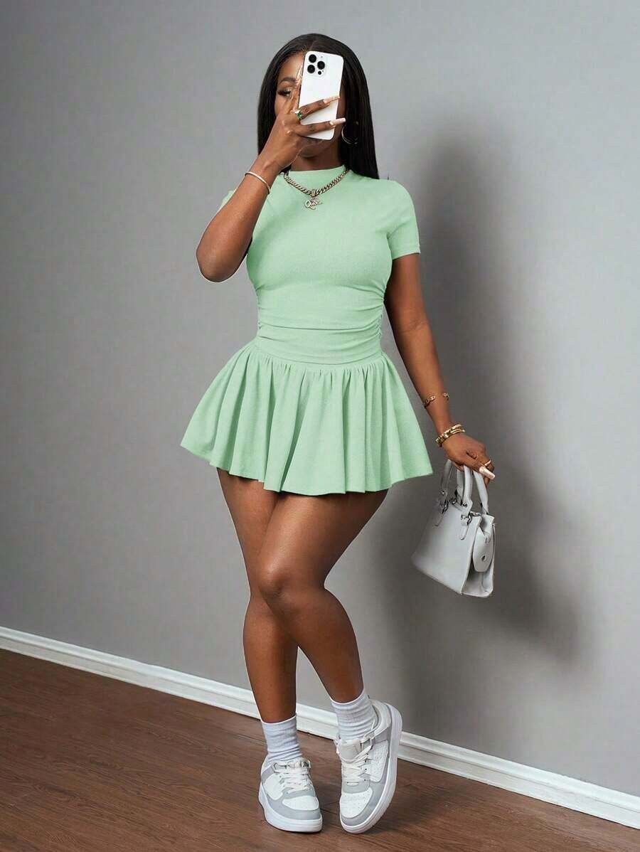 Nuevo conjunto casual de 2 piezas de estilo primavera y verano: Camiseta básica de cuello redondo, manga corta y con pliegues a ambos lados + Falda-paraguas con vuelo, corta por ambos lados, de largo medio, en tejido de punto acanalado gris claro - Verde - Ver 1
