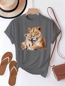 Camiseta cómoda y pura para mujeres con diseño de leona y su cachorro abrazándose - Gris Oscuro - Ver 1