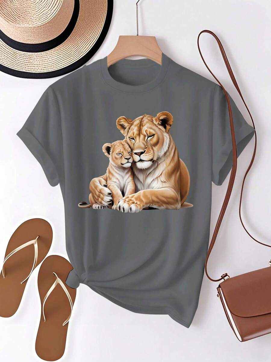 Camiseta cómoda y pura para mujeres con diseño de leona y su cachorro abrazándose - Gris Oscuro - Ver 1