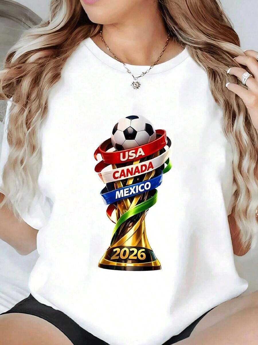 Trophy With Ball And Ribbons From The USA, Canada, And Mexico Symbolizing Sporting Unity And The Universal Passion For Football. 2026 Women's T-Shirt, 100% Cotton, Comfortable And Perfect For Stylish Fans. - 白色的 - 查看 1