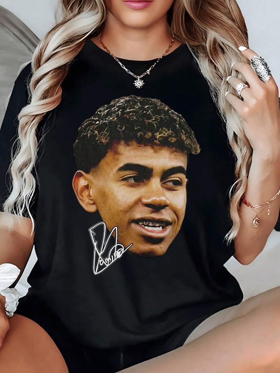 Rostro artístico con expresión serena que refleja confianza iluminación dorada en el cabello y líneas suaves que simbolizan fortaleza interior y autenticidad camiseta de mujer casual moderna cómoda para uso diario - Negro - Ver 1