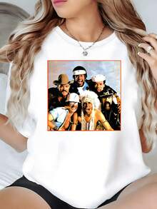 Grupo diverso de personas mostrando unión y alegría con ropa llamativa simbolizando la fuerza colectiva y la libertad de expresión camiseta de mujer moderna cómoda para uso diario y ocasiones casuales - Blanco - Ver 1