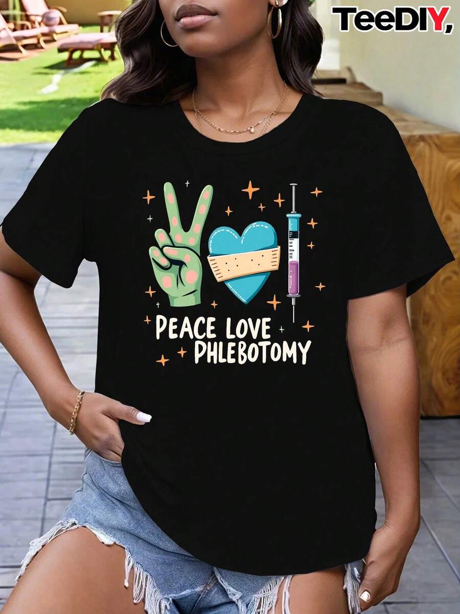 Camiseta de Entrenamiento en Flebotomía para Mujeres Talla - Diseño Paz, Amor y Recolección Sanguínea con Estampado Profesional; Ropa Casual Lavable aáquina Para Laboratorio o Trabajo como Auxiliar/écnico - Negro - Ver 1