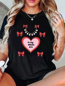 Camiseta de mujer, con un toque divertido de autodepreciación en la "era de las ilusiones" en mi era delulu, estampada con patrones decorativos de corazón, lazo y collar, camiseta casual de moda para mujer de talla grande, cuello redondo, para primavera-verano, atuendo creativo, cómoda para uso diario y salidas, 100% algodón puro. - Negro - Ver 1