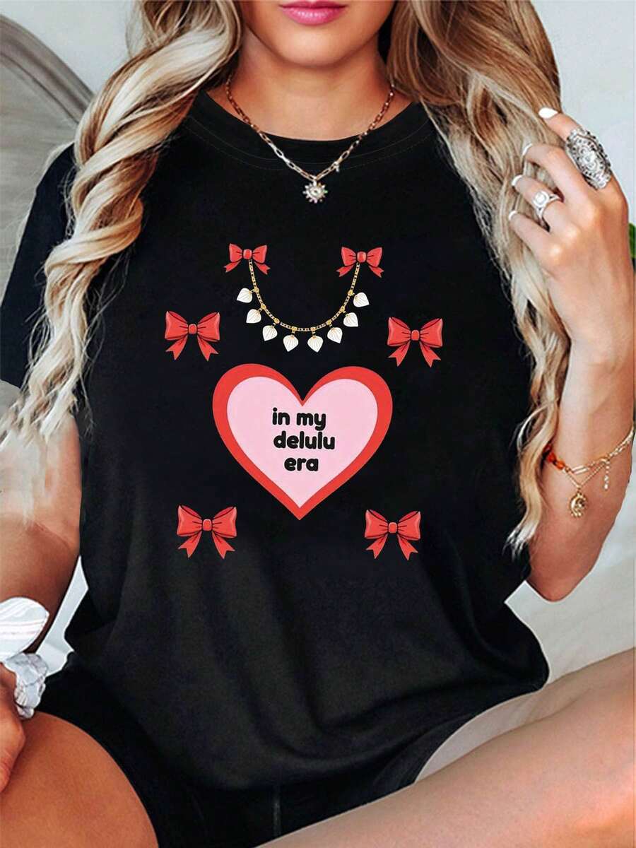 Camiseta de mujer, con un toque divertido de autodepreciación en la "era de las ilusiones" en mi era delulu, estampada con patrones decorativos de corazón, lazo y collar, camiseta casual de moda para mujer de talla grande, cuello redondo, para primavera-verano, atuendo creativo, cómoda para uso diario y salidas, 100% algodón puro. - Negro - Ver 1