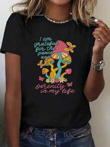 1 pieza de camiseta de talla grande para mujer, estampada con coloridos diseños de hongos, mariposas y flores, combinada con el texto "Estoy agradecida por la paz y la tranquilidad en mi vida", estampado de letras, cuello redondo, tela suave, ropa de moda para mujer de talla grande. - Estilo - Ver 9