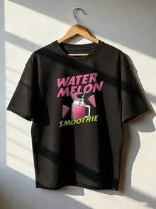 Camiseta con Diseño de Smoothie de Sandía "Watermelon Smoothie",Camiseta de manga corta de moda para primavera y verano de 2026, hecha en México, 180 gramos. Estampado de dibujos animados, modelo de pareja, apta para uso interior o exterior. Cuello redondo, unisex, ideal para oficina y ocio. Paquete de una pieza. - BK-P631577SLNDXZGY427 - Ver 1