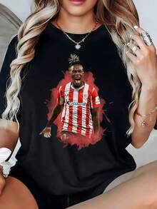 Figure Of A Soccer Player Running Amidst Red Brushstrokes That Convey Strength, Passion, And Sporting Energy-Perfect For Soccer Fans. A Modern, Comfortable, And Attractive Casual Women's T-Shirt. - 黑色 - 查看 1