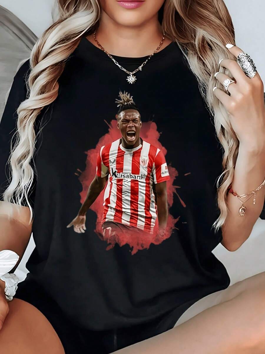 Figure Of A Soccer Player Running Amidst Red Brushstrokes That Convey Strength, Passion, And Sporting Energy-Perfect For Soccer Fans. A Modern, Comfortable, And Attractive Casual Women's T-Shirt. - 黑色 - 查看 1