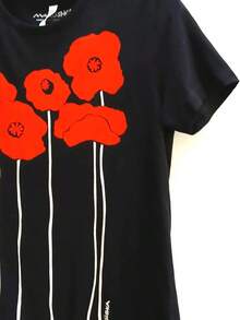 Red Poppy Graphic T-Shirt – Hand Screened Cotton Tee, Marushka Designblusas para mujer>camisa      blusas para dama - Negro - Ver 4