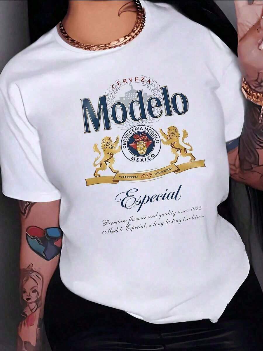 Camiseta de algodón blanca de manga corta con cuello redondo para mujer, estampada con dos leones dorados que protegen el emblema de una marca de cerveza que ha simbolizado la fuerza y el orgullo mexicano desde 1925. Hecho de puro algodón, versátil y atemporal. - Blanco - Ver 1