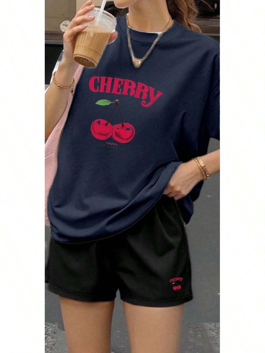 Una camiseta de manga corta para mujer con estilo retro americano, de diseño holgado y estampado (los pantalones son solo sugerencias de estilo). Este artículo sencillo y elegante presenta patrones de texto con temática tropical, siendo un elemento imprescindible para crear un estilo relajado de vacaciones. Es muy adecuado para ocasiones como el Día del Trabajo y el Día de la Independencia de México. La gruesa camiseta multicolor está hecha de 100% algodón con estampados modernos, y es adecuada tanto para hombres como para mujeres. Es un estilo completamente nuevo para primavera/verano/otoño, transpirable y cómodo, sencillo y versátil. - Azul Marino - Ver 1