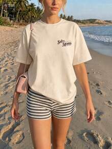 Una camiseta de manga corta para mujer con estilo retro americano, de diseño holgado y estampado (los pantalones son solo sugerencias de estilo). Este artículo sencillo y elegante presenta patrones de texto con temática tropical, siendo un elemento imprescindible para crear un estilo relajado de vacaciones. Es muy adecuado para ocasiones como el Día del Trabajo y el Día de la Independencia de México. La gruesa camiseta multicolor está hecha de 100% algodón con estampados modernos, y es adecuada tanto para hombres como para mujeres. Es un estilo completamente nuevo para primavera/verano/otoño, transpirable y cómodo, sencillo y versátil. - Beis - Ver 2