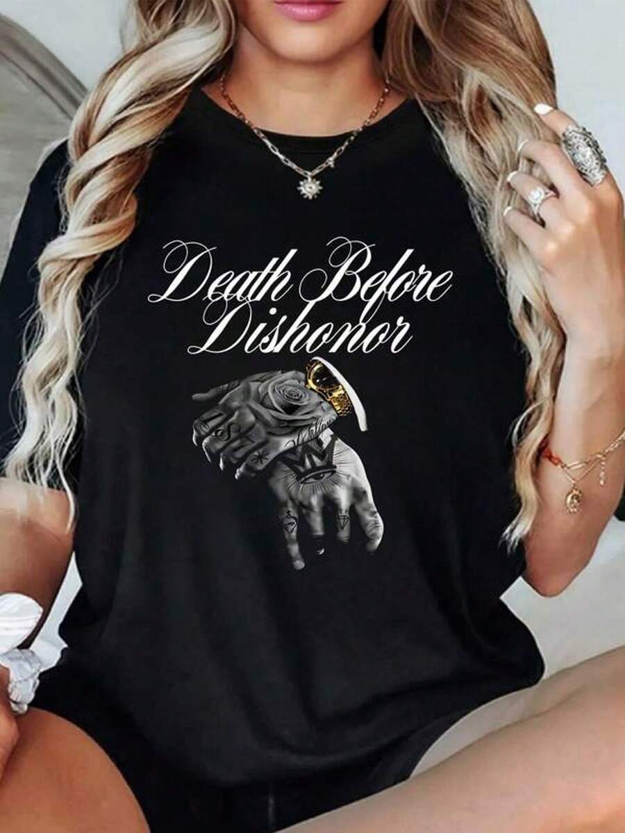 Una imagen que simboliza fuerza y lealtad representada por una mano tatuada sosteniendo una rosa y un cuchillo con detalles dorados que evocan coraje y honor ante la vida camiseta para mujer 100% algodón
