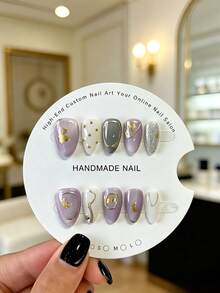 10 piezas de calcomanías de uñas con forma de almendra de color morado mate tipo batata, con marco asimétrico dorado. Decoradas con escamas de oro y pequeñas cuentas doradas. Estas hermosas calcomanías de uñas son adecuadas para damas y niñas, perfectas para fiestas, bodas y uso diario, incluye kit de herramientas. - Lila Púrpura - Ver 7