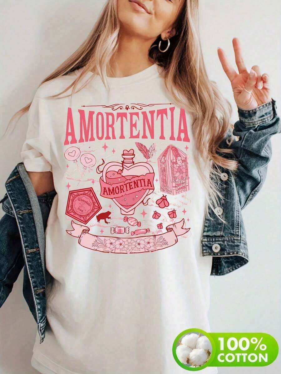 Ropa de Mujer, Camiseta de Primavera y Verano con las Palabras 'AMORTENTIA' y Elementos Mágicos Relacionados Impresos, Material, Lavable a Máquina, Moda de Primavera, Ropa Casual, Diseño Mágico, Tela de Algodón Puro, Textil Duradero, Camiseta Básica, Camiseta de Cuello Redondo, Jóvenes Mujeres, Entusiastas de la Moda Urbana - Blanco - Ver 1