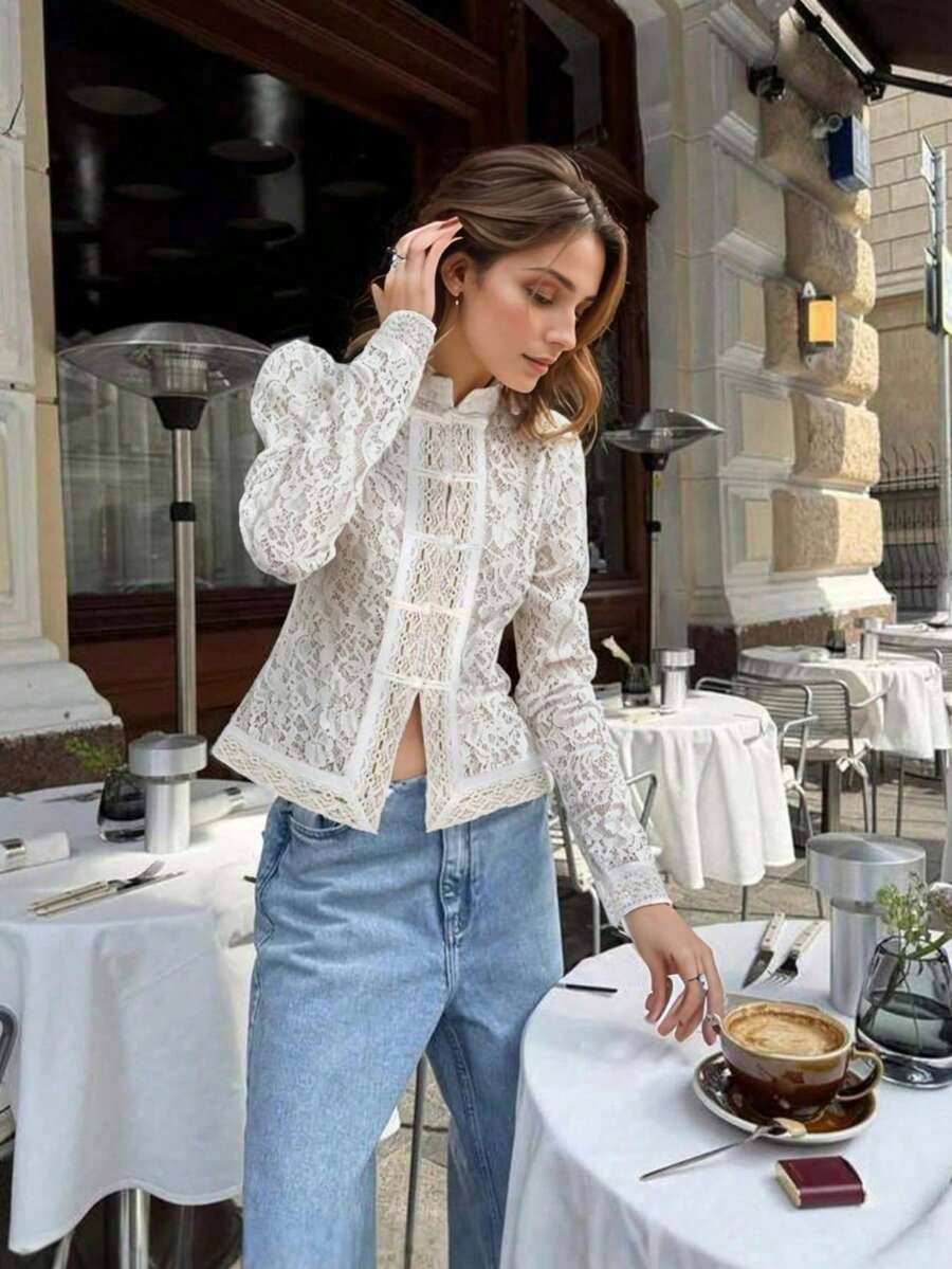 Blusa de chifón blanca con cuello alto, mangas de pétalo y ajuste regular, con detalles de encaje floral semitransparente y elegante - Blanco - Ver 1
