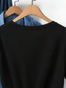 Esta es una camiseta estampada con un diseño de mariquita de dibujos animados, adornada con lunares rojos y detalles en negro.La tela es suave y transpirable, lavable a máquina y cómoda para usar en todas las estaciones. - Negro - Ver 2