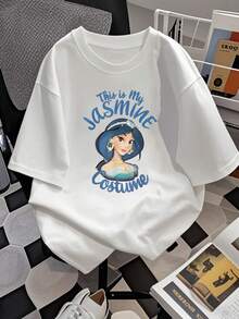 Ilustración de una mujer con cabello azul y joyas doradas que transmite elegancia, fantasía y confianza, ideal para expresar un estilo único y alegre camiseta de mujer  suave y cómoda para uso diario - Blanco - Ver 2
