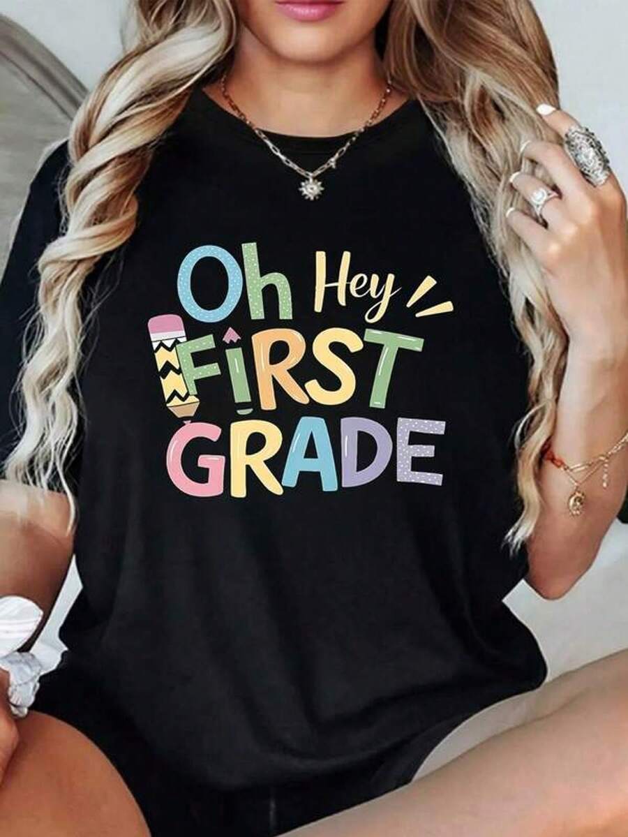 Palabras coloridas que celebran el inicio escolar con lápiz divertido y mensaje alegre para maestras o madres orgullosas de niños pequeños camiseta de mujer 100% algodón cómoda y suave ideal para un día casual