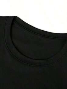 100% Pure Cotton, Breathable And Gentle On The Skin. Classic Crew Neck Design, Slim Fit, And Flattering For All Body Types. Fashionable Print With A Minimalist Style And High-Quality Finish. Unisex Design Perfect For Matching Outfits, Ideal For Everyday Wear, Dates, Leisure, And Streetwear – Versatile And Timeless. - 黑色 - 查看 3
