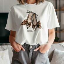 Camiseta para Mujer con Diseño de Oso Minimalista y Texto - Blanco - Ver 1