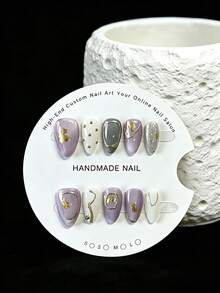 10 piezas de calcomanías de uñas con forma de almendra de color morado mate tipo batata, con marco asimétrico dorado. Decoradas con escamas de oro y pequeñas cuentas doradas. Estas hermosas calcomanías de uñas son adecuadas para damas y niñas, perfectas para fiestas, bodas y uso diario, incluye kit de herramientas. - Lila Púrpura - Ver 2
