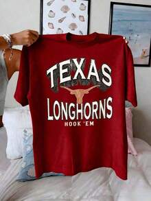 Camiseta de manga corta con gráfico de los Texas Longhorns que muestra la icónica silueta del Longhorn con letras vintage desgastadas, camiseta casual para el fanático más apasionado, 220g, ajuste cómodo, 100% algodón. - Rojo - Ver 3