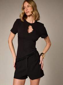 Blusa elegante, femenina y con estilo de mujer con detalle de encaje calado, manga corta y bajo asimétrico - Negro - Ver 5