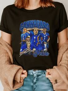 Players In Blue Uniforms Celebrating Victory On The Football Field, Showing Passion And Teamwork. Modern, Comfortable, And Casual Women's T-Shirt For Everyday Wear. - 黑色 - 查看 1