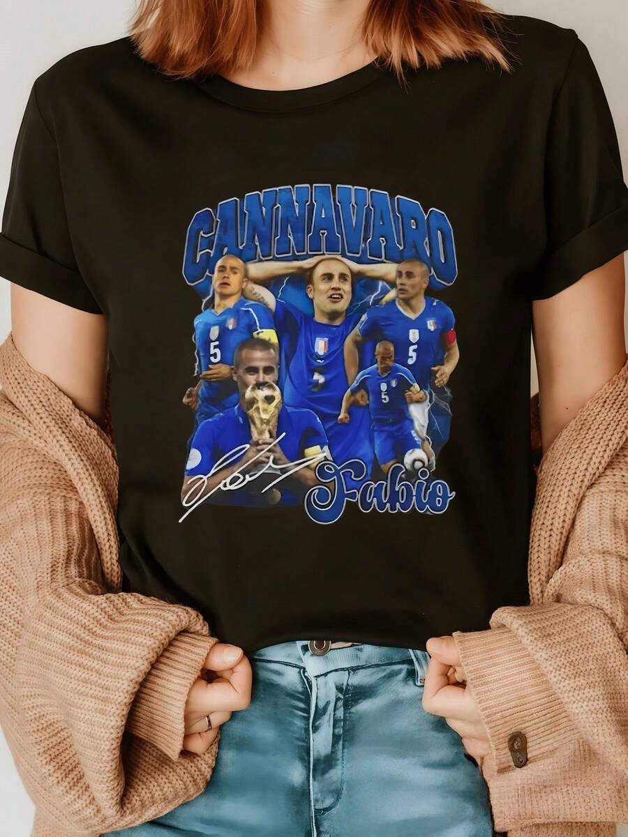 Players In Blue Uniforms Celebrating Victory On The Football Field, Showing Passion And Teamwork. Modern, Comfortable, And Casual Women's T-Shirt For Everyday Wear. - 黑色 - 查看 1